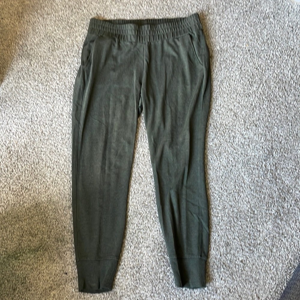 CAbi thin joggers Size L olive. Front and back pockets